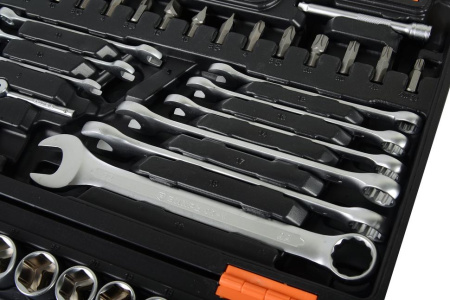 Набор инструментов, 1/2" , 1/4" , CrV, пластиковый кейс 82 предм 73/6/7/3 "ВИХРЬ" купить за 8&nbsp;328 руб. в Новосибирске