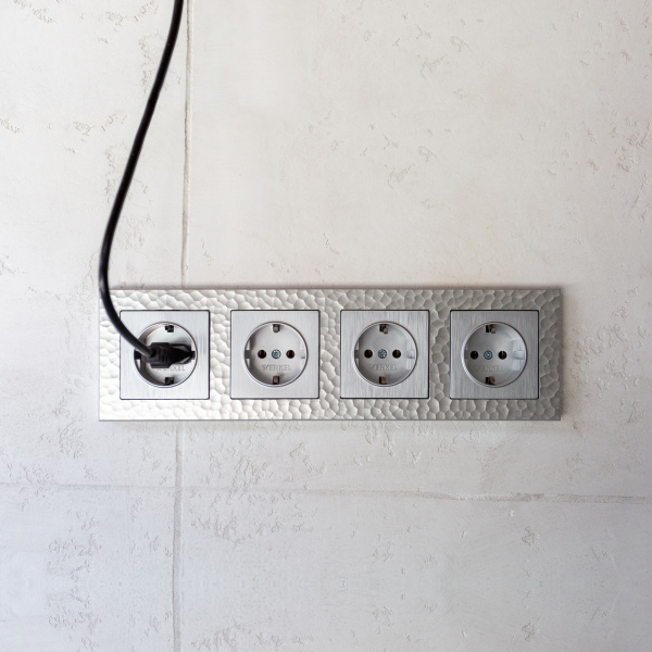 Розетка с заземлением (серебряный рифленый) / WL09-SKG-01-IP20 / W1171009, WERKEL купить за 0 руб. в Новосибирске